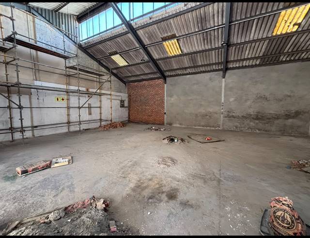 210M² WAREHOUSE TO LET IN EPPING INDUSTRIAL